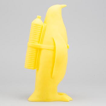 WILLIAM SWEETLOVE, skulptur, plast, signerad och numrerad 26/300.
"Small cloned Penguin with water bottle".