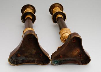 LJUSSTAKAR, 1 par, förgylld och patinerad brons, senempire, 1800-tal.