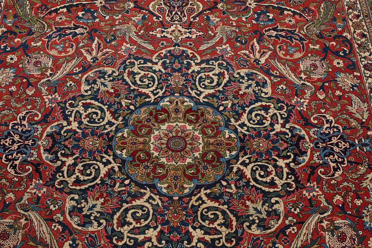 A CARPET, a semi-antique Esfahan park silk, ca 309 x 206,5 cm.