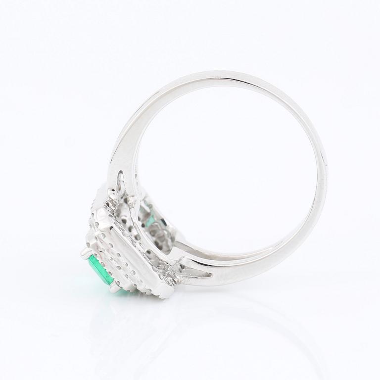 RING, 18K vitguld med smaragd ca 1,35 ct och små diamanter tot ca 0,28 ct. Vikt 5,8 g.