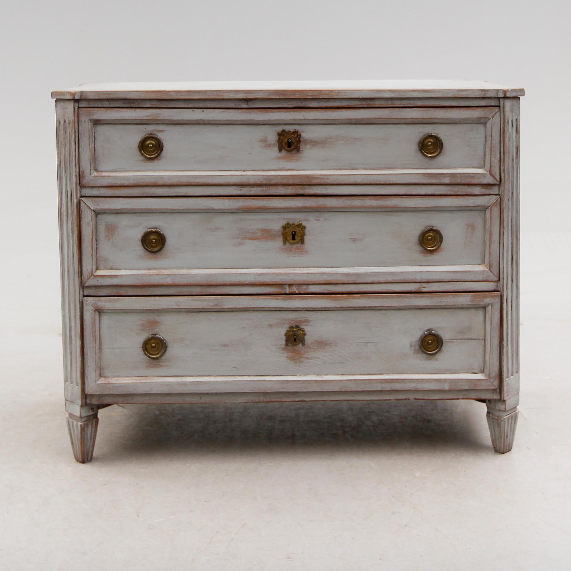 BYRÅ, sengustaviansk, omkring år 1800.