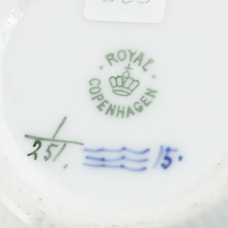 Tekanna, porslin, Royal Copenhagen, "Musselmalet", modell  251, 1898-1923.