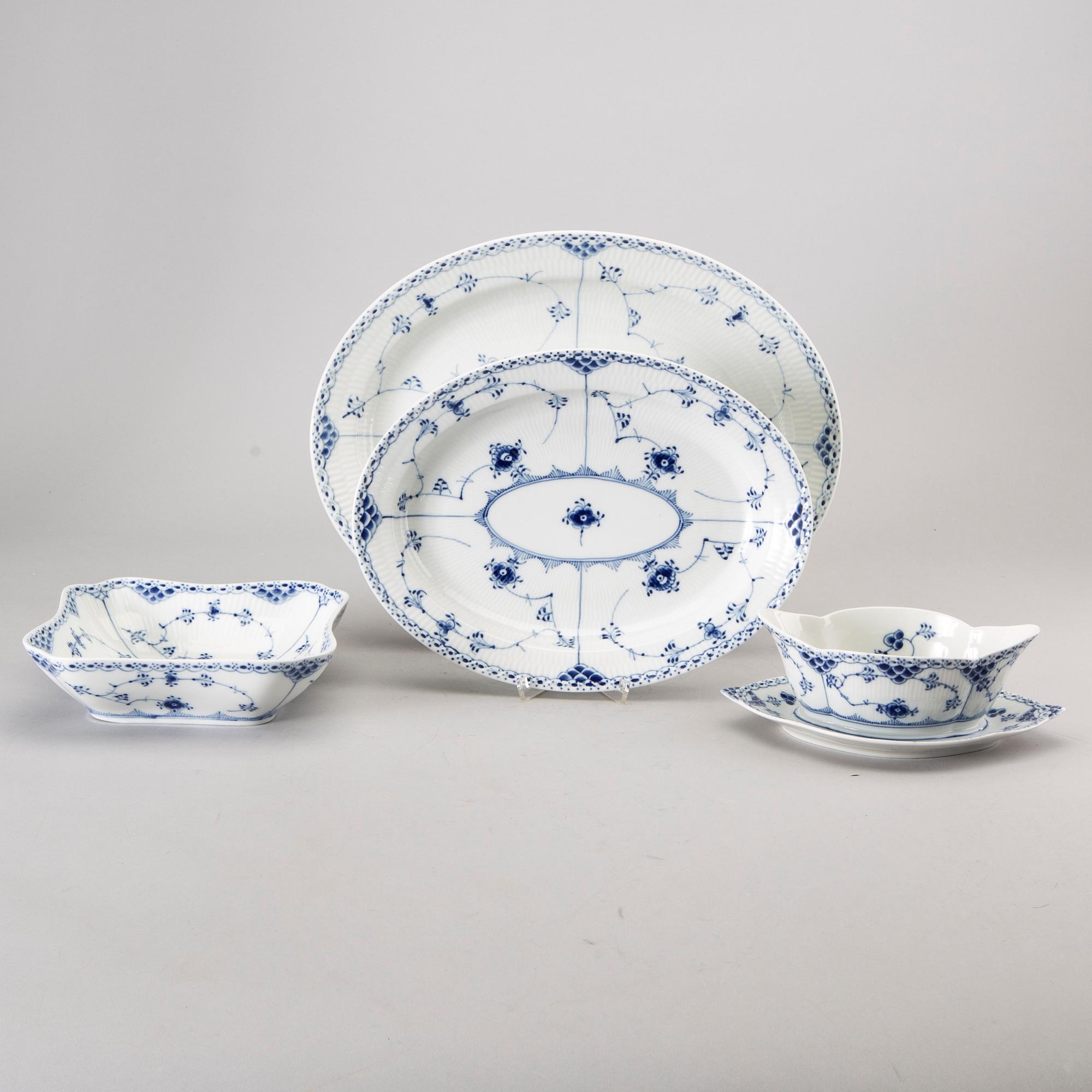 SERVISDELAR, porslin, 59 delar, "Musselmalet, halvblond", Royal Copenhagen.