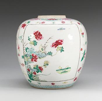 81. URNA, porslin. Qing dynastin, 1800-tal.