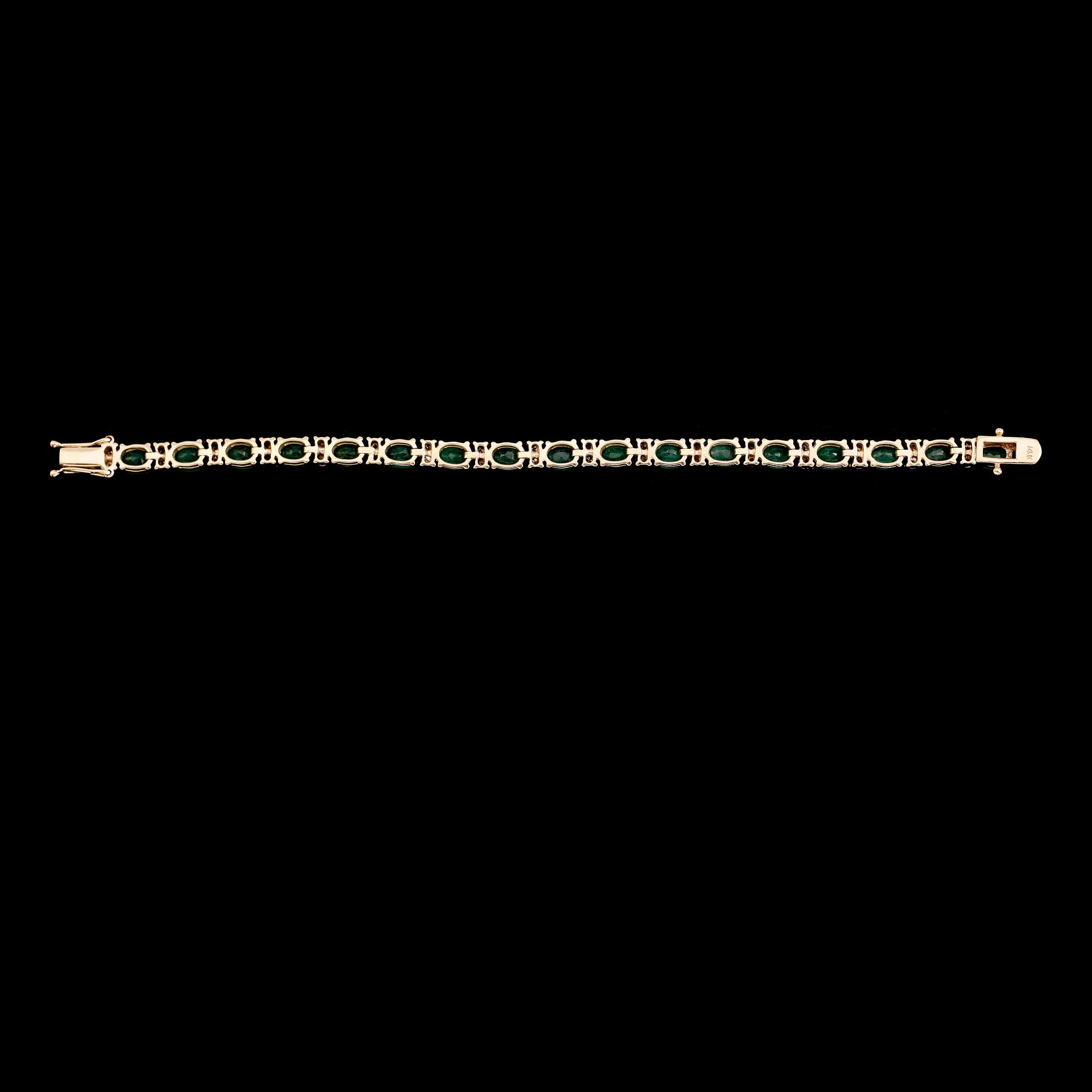 ARMBAND, 14 k guld, 17 smaragder tot ca 17.00 ct, briljantslipade diamanter tot ca 1.80 ct.