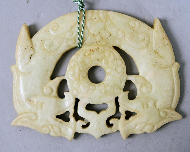 BI, 2 st. Trol jade nephrit resp jadeit. Kina.