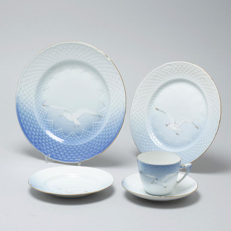80 pieces of porcelain tableware from Bing & Gröndahl, model "Måsen", second half of the 20th century.