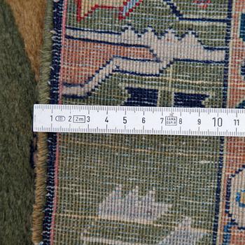 A carpet, semi-antiqie Tabris, ca  407 x 293 cm.
