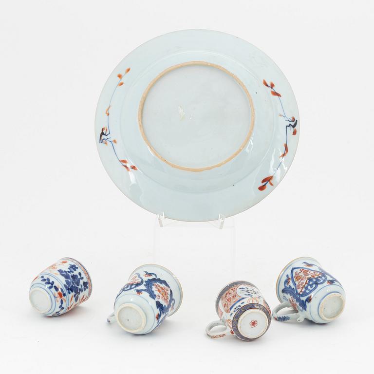 A group of four Chinese imari cups and a dish, Qing dynsty, Qianlong (1736-95).