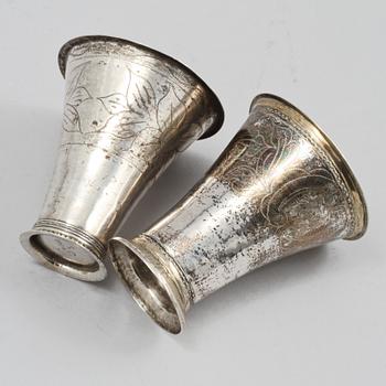 BÄGARE, 2 st, silver Olof Peter Almén, Hedemora, 1796 samt Lars Bjugg, Jönköping, 1809. Vikt 109 g.
