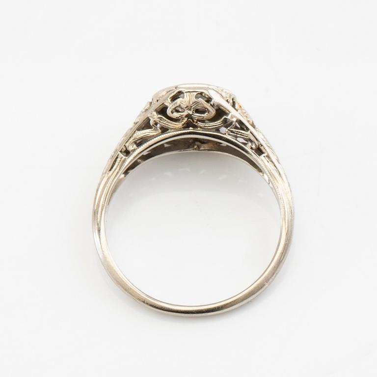 Ring 18K vitguld med en rund briljantslipad diamant.