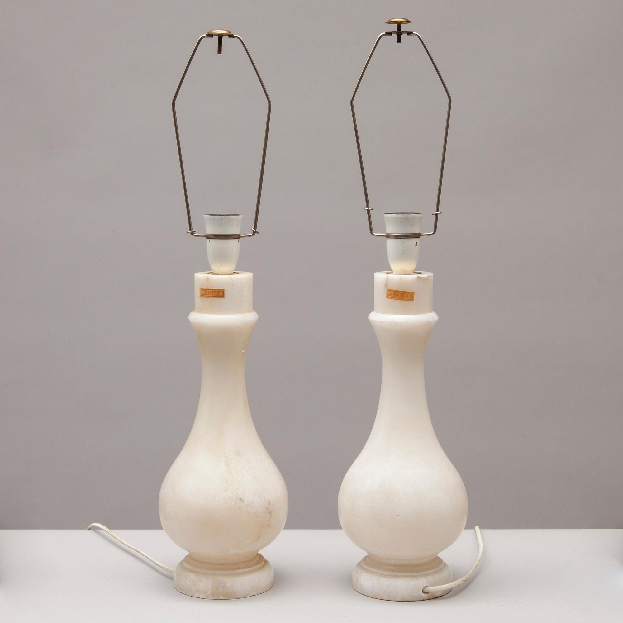 BORDSLAMPOR, ett par, alabaster, 1900-talets senare hälft.