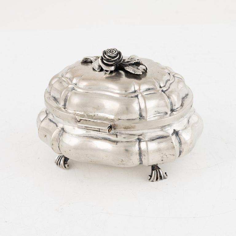 A silver sugerbox, early 19th century, unidentified makers mark, possibly Fellin, Estonia.