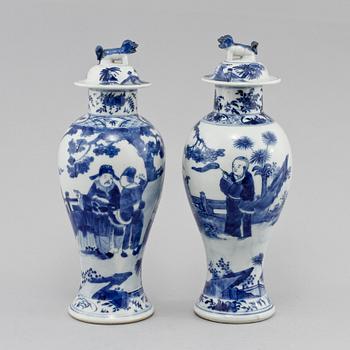 LOCKURNOR, ett par, porslin, Kina, omkring sekelskiftet 1800/1900-tal.