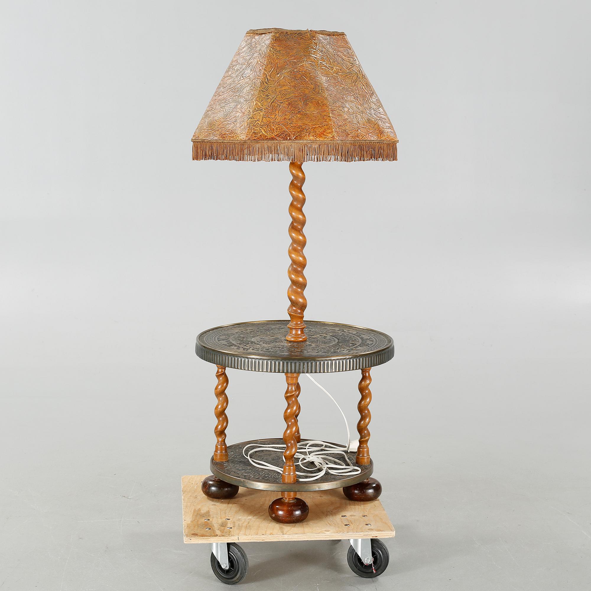 BORD MED LAMPA, 1900-tal.