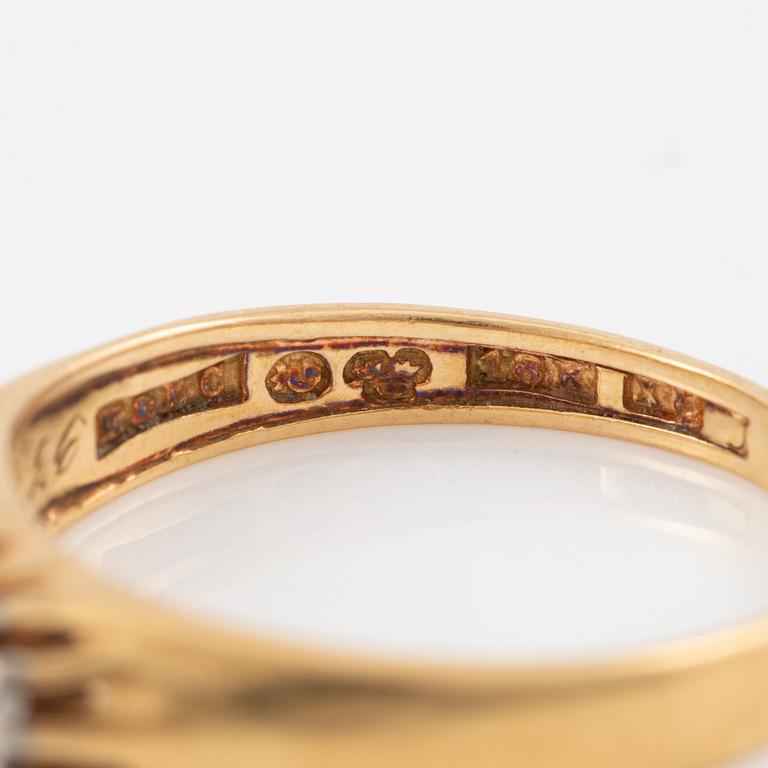 Ring, 18K guld med tre briljantslipade diamanter.