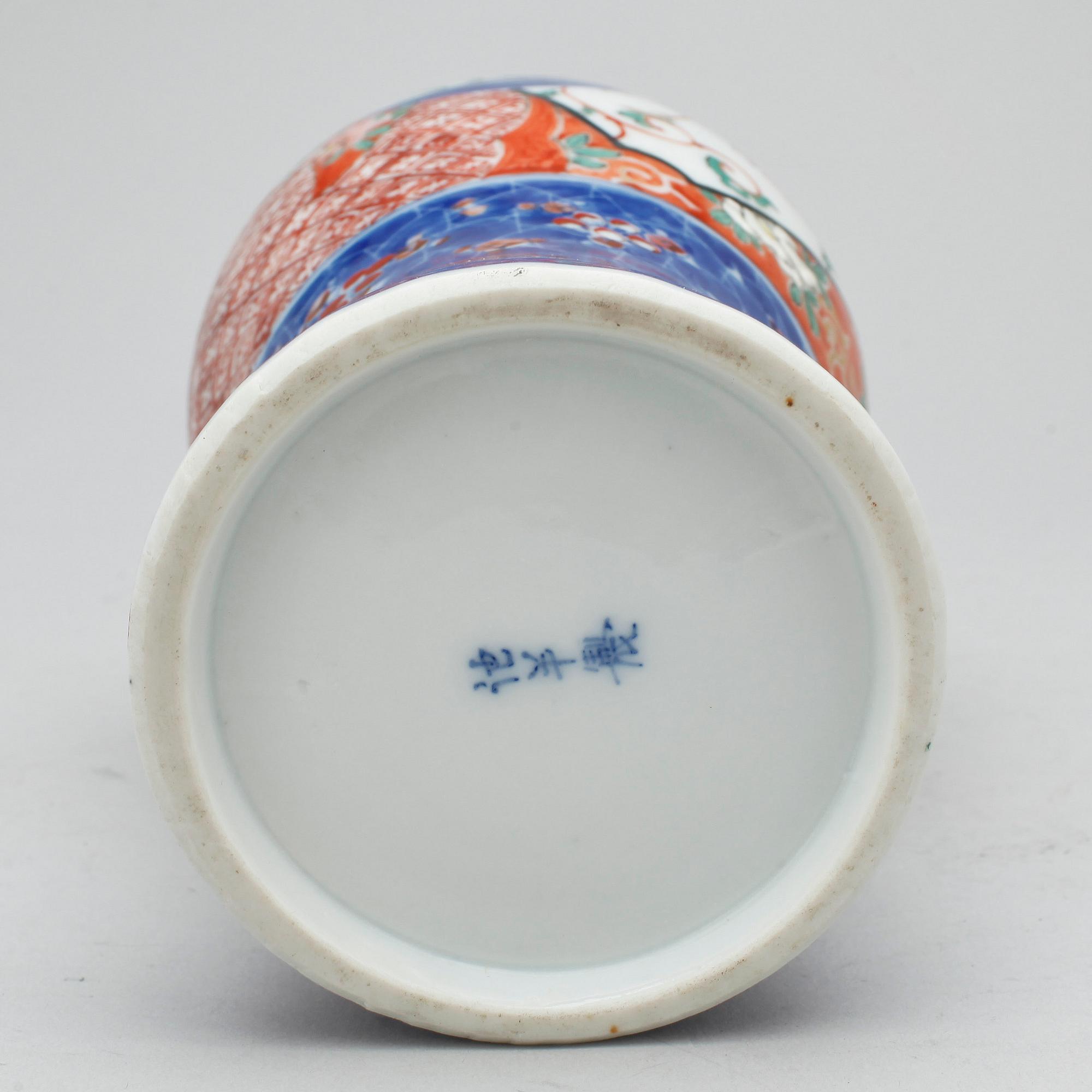 URNA, cloisonne, Japan samt VAS, porslin, Kina, 1900-tal.