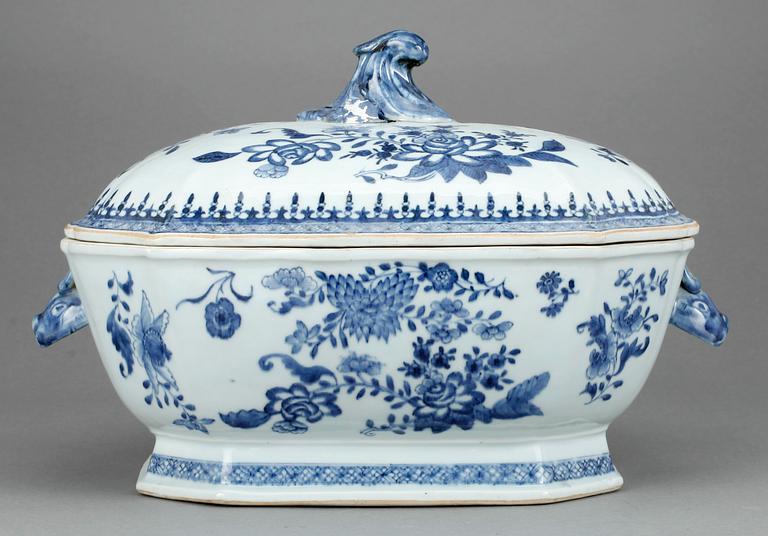 TERRIN, porslin, Kina, Qianlong 1736-95.