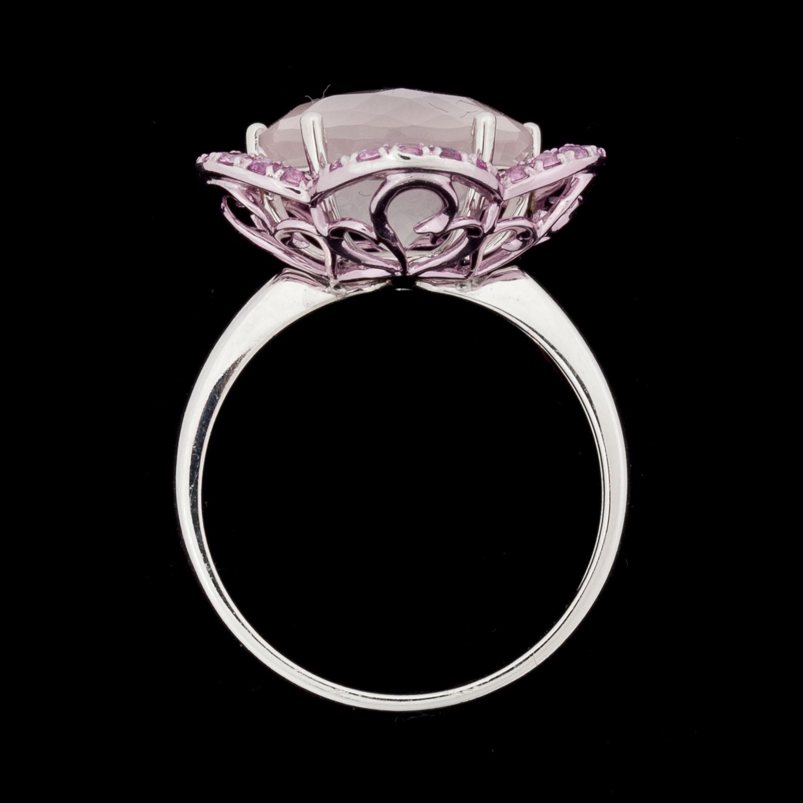 RING, 14k vitguld med mångfacetterad rosenkvarts och 35 briljantslipade rosa safirer. Vikt ca 4 g.