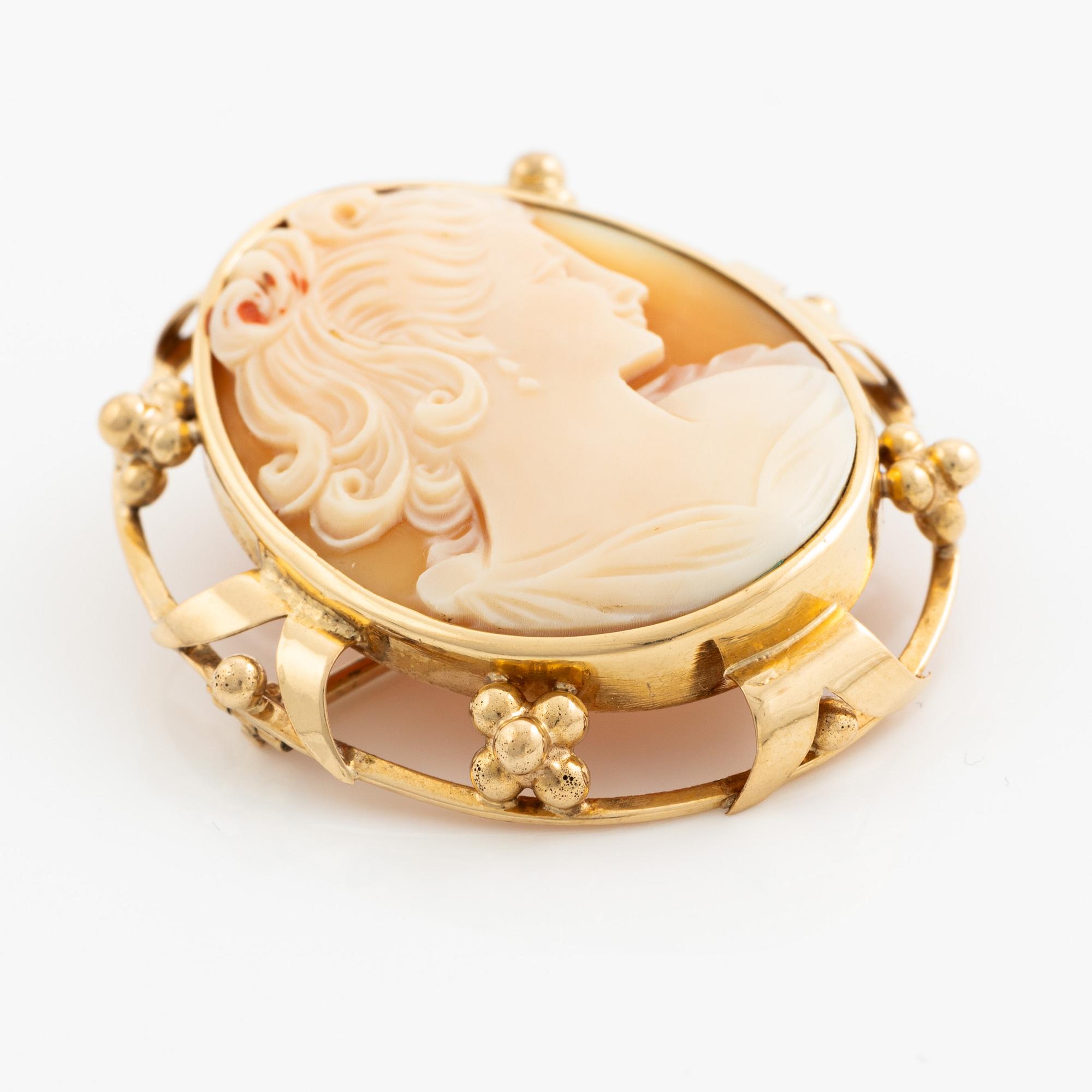 Brosch 18K guld med snäckskalscamé.