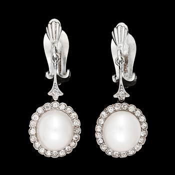 1247. A natural fresh water bouton pearl earrings/ pendant, c. 1915.