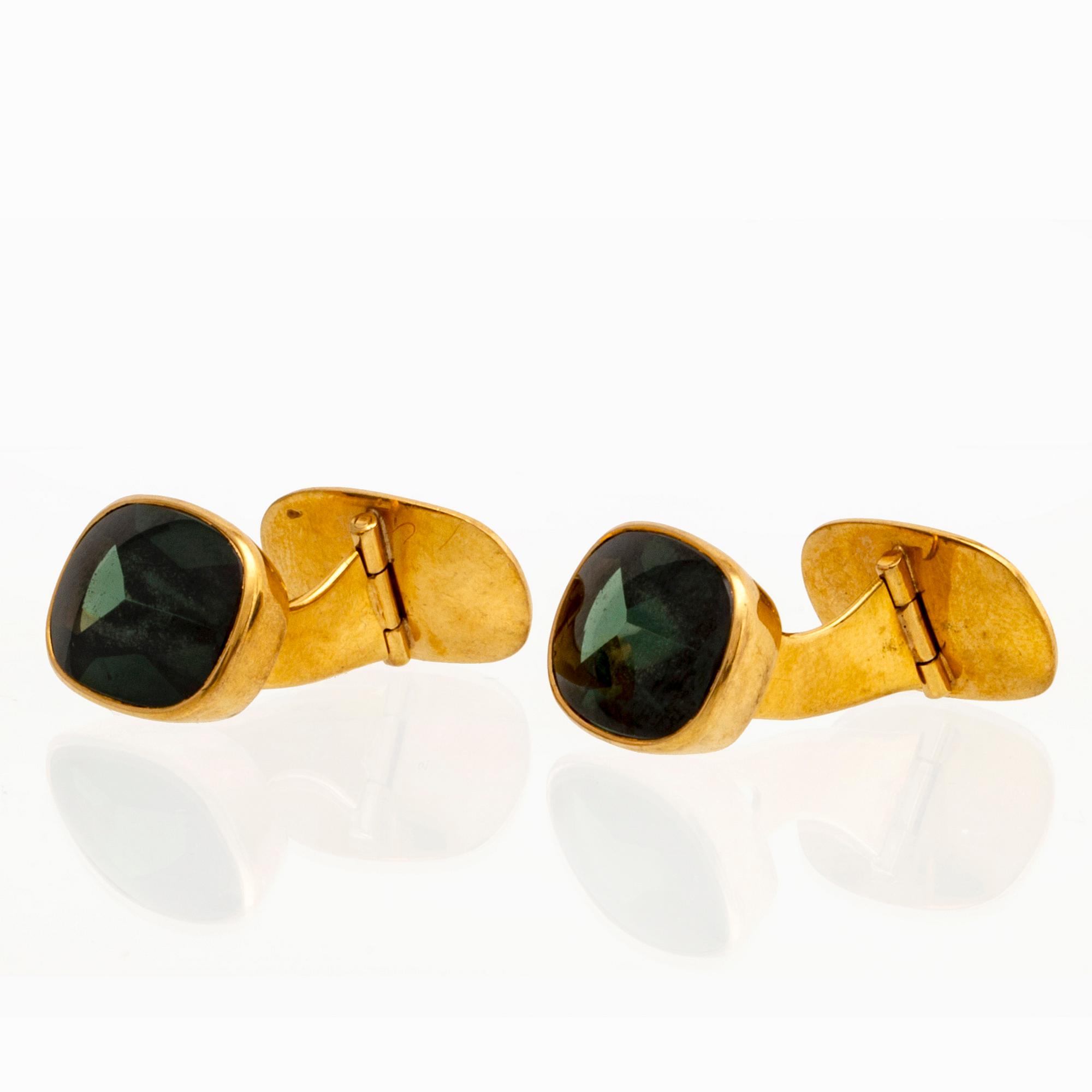 Manschettknappar 18K guld med grön quartz ca 15 x 10 mm, total vikt 10,3 g.