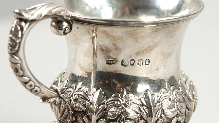 STOP, 2 st, silver, London 1860-61 resp 1828-29. Vikt ca 450 g.