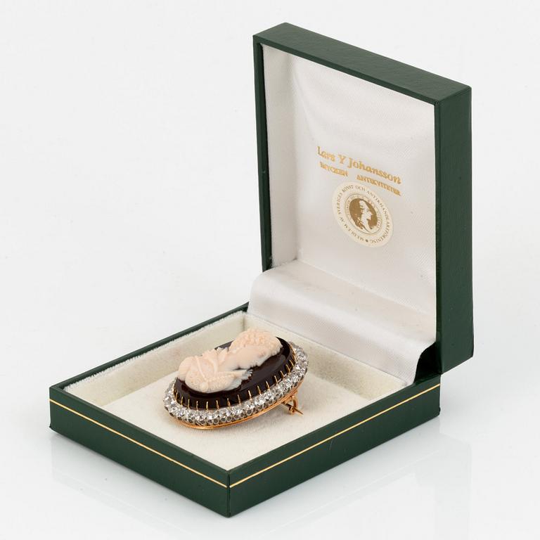 Brosch/hänge guld och platina med en camé och gammalslipade diamanter.