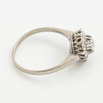 Ring 18K vitguld med runda briljantslipade diamanter.