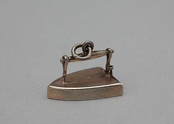 MINIATYRMÖBLER och STRYKJÄRN, 10 delar, silver, sekelskiftet 1900. Totalvikt 100 gr.