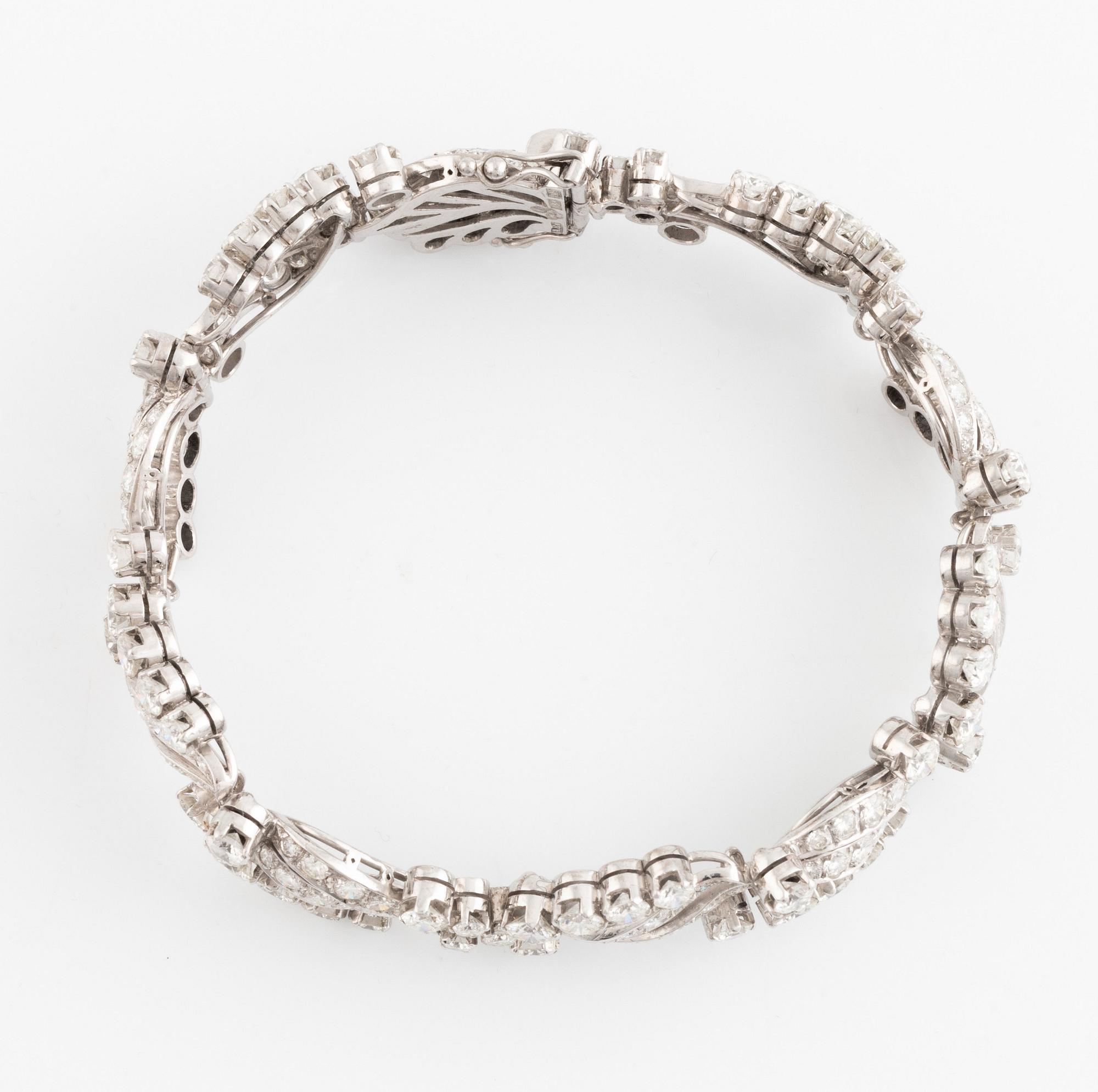 An 18K white gold bracelet set with round brilliant-cut diamonds.