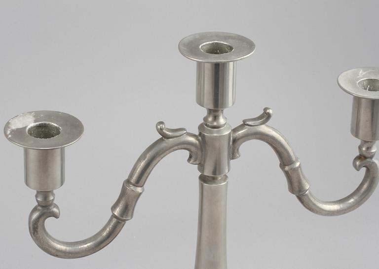 KANDELABRAR, ett par, tenn, Edvin Ollers, 1920-tal.