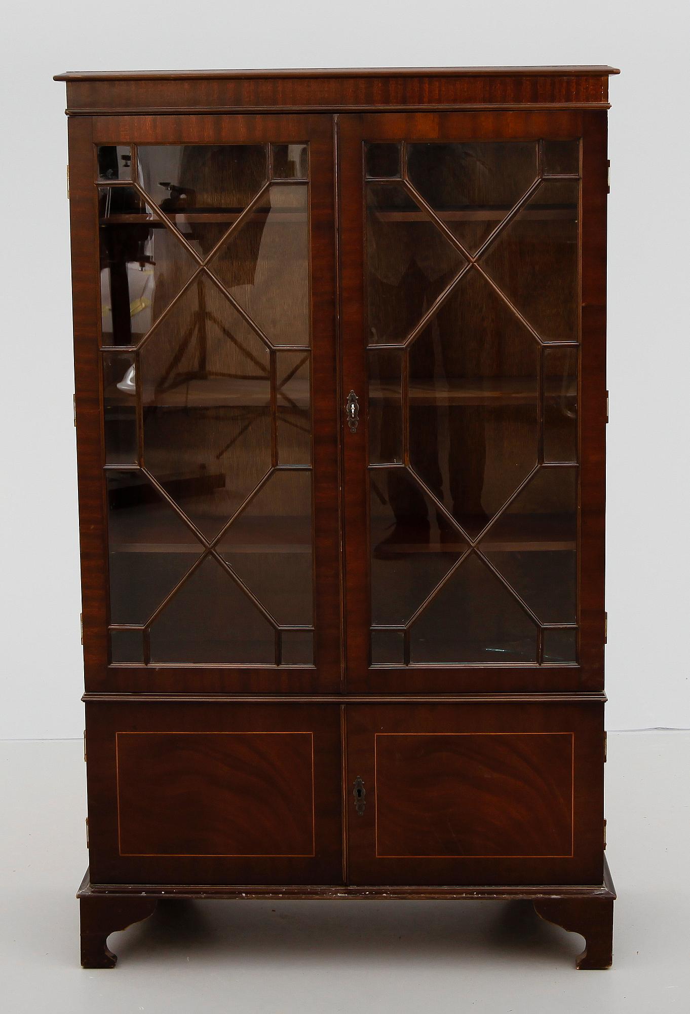 VITRINSKÅP, mahogny, England, 1900-talets andra hälft.