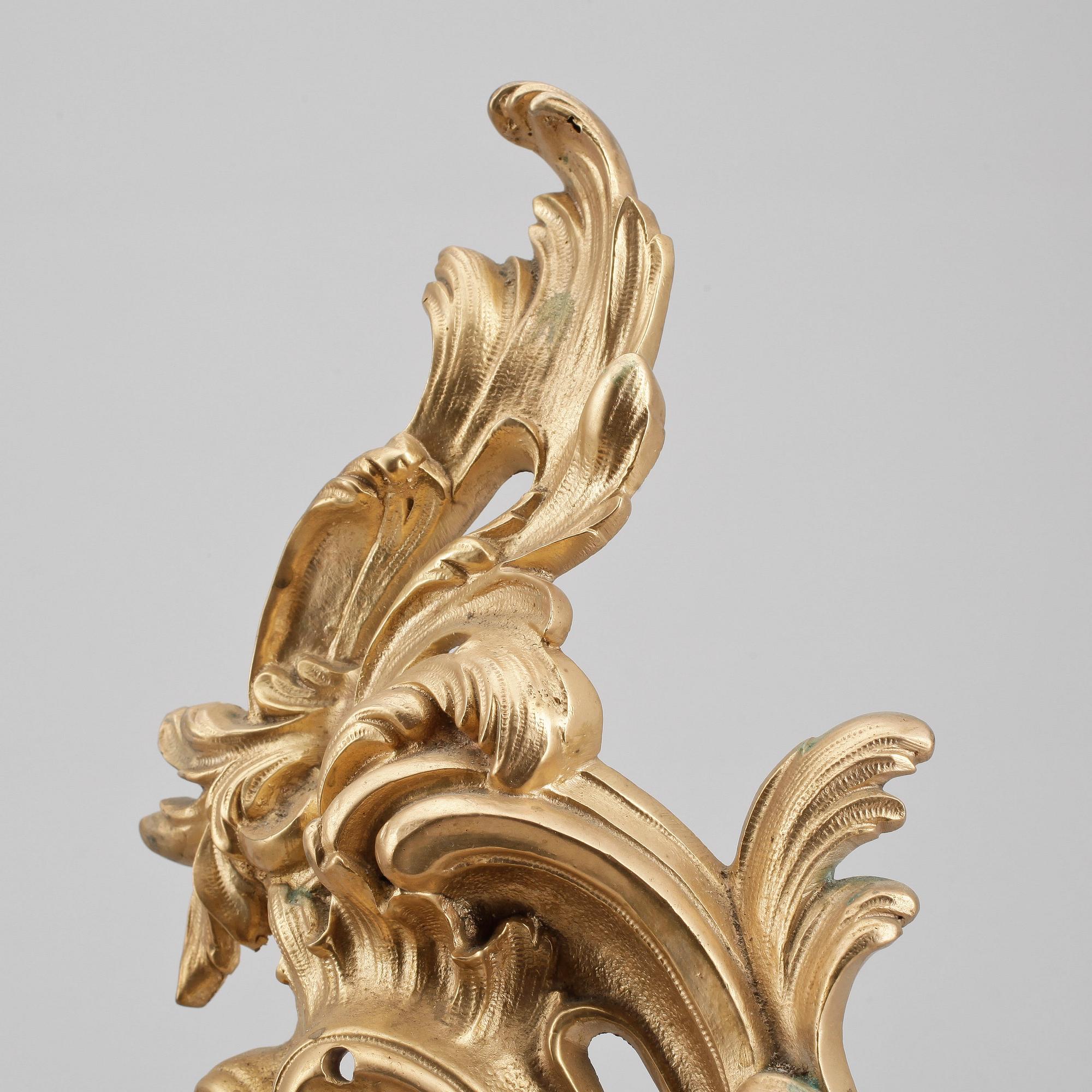 ELDHUNDAR, ett par, förgylld brons, Louis XV-stil, otydligt märkta. Troligen sekelskiftet 1900.