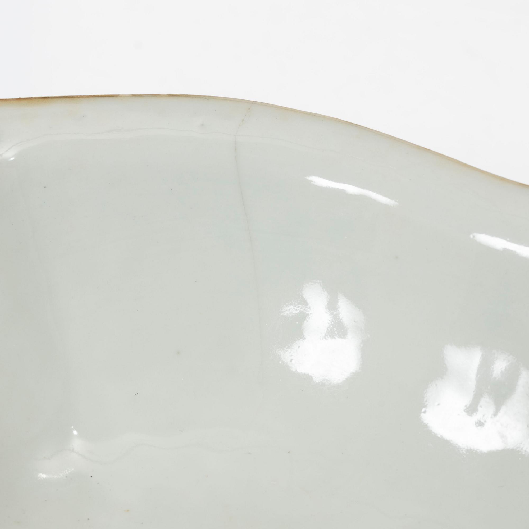 A Chinese famille rose porcelain dish, Qing dynasty, 19th century.