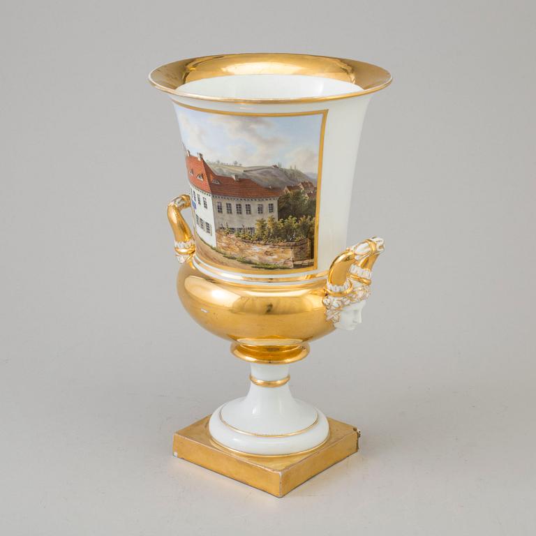 a porcelaine urn from Meissen, 19th century.