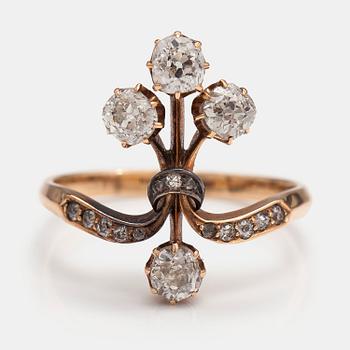 A belle époque 14K gold ring with old-cut diamonds ca. 1.30 ct in total. Russia, early 20th century.