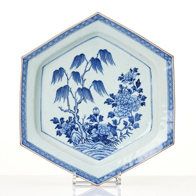 A blue and white tureen with cover and stand, Qing dynasty, Qianlong (1736-95).