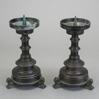 LJUSSTAKAR, ett par, brons, renässansstil, 1900-talets första hälft.