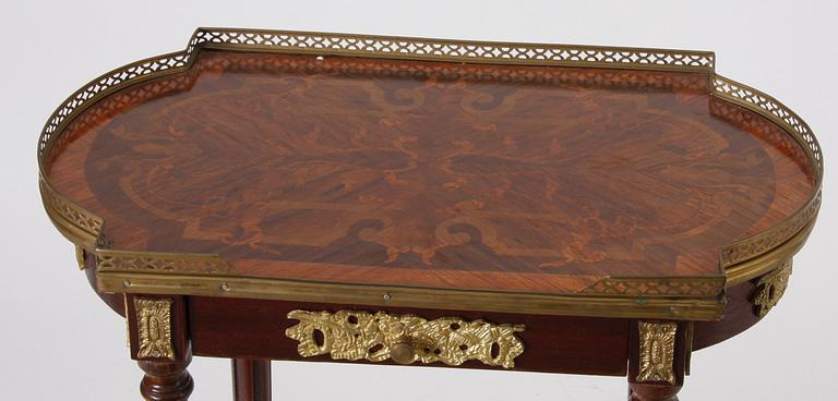LAMPBORD, ett par. Louis XVI-stil.