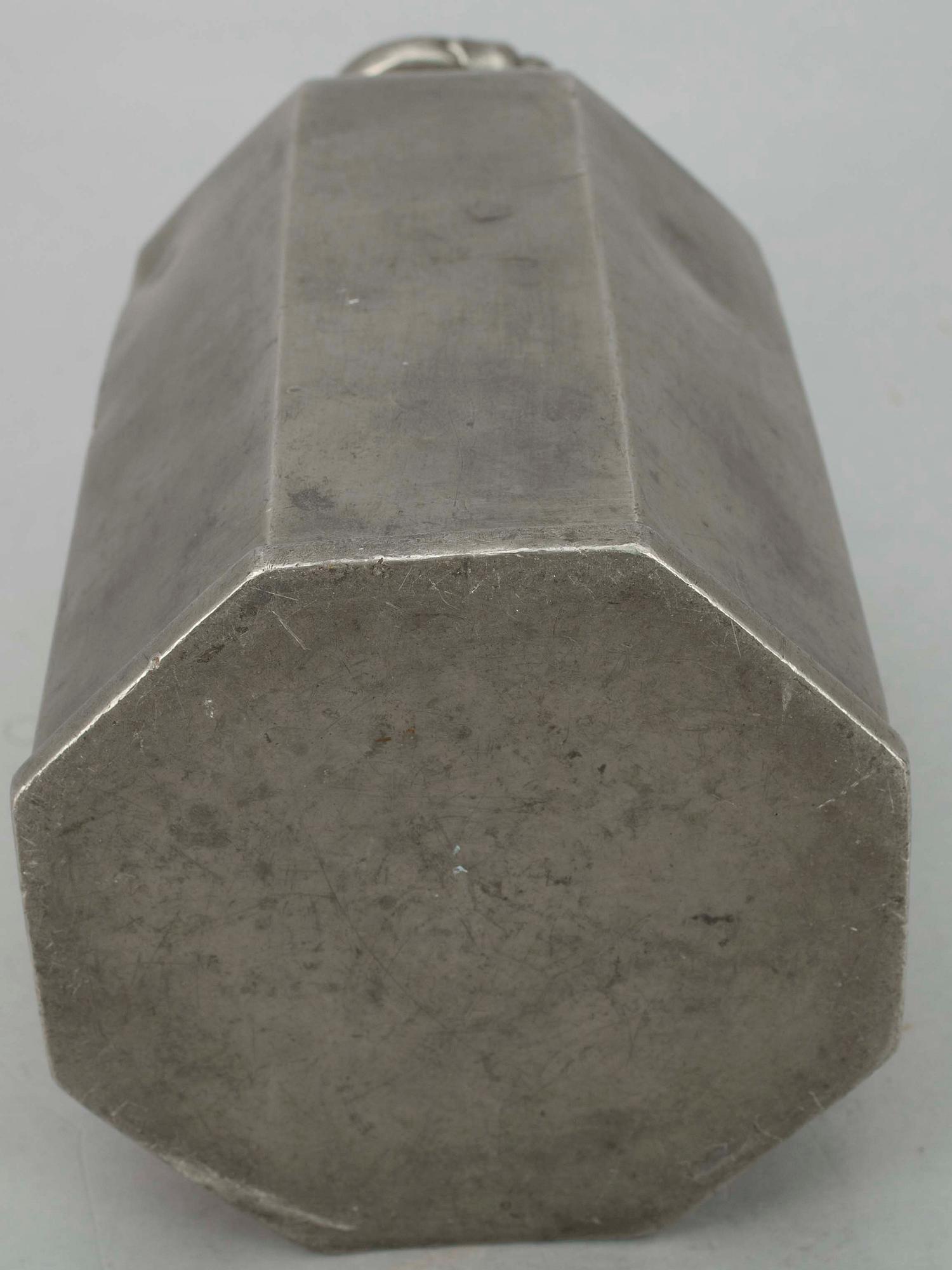 LJUSSTAKAR ETT PAR, mässing, 1800-talets mitt. FLASKA, tenn 1700-tal.