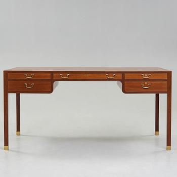 Jacob Kjaer, A Jacob Kjaer mahogany desk with five drawers, Jacob Kjaer Møbelhaandvaerk, Denmark ca 1960.