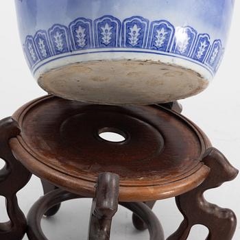 A blue and white Japanese 'Hibachi', flower pot, first half of the 20th Century.