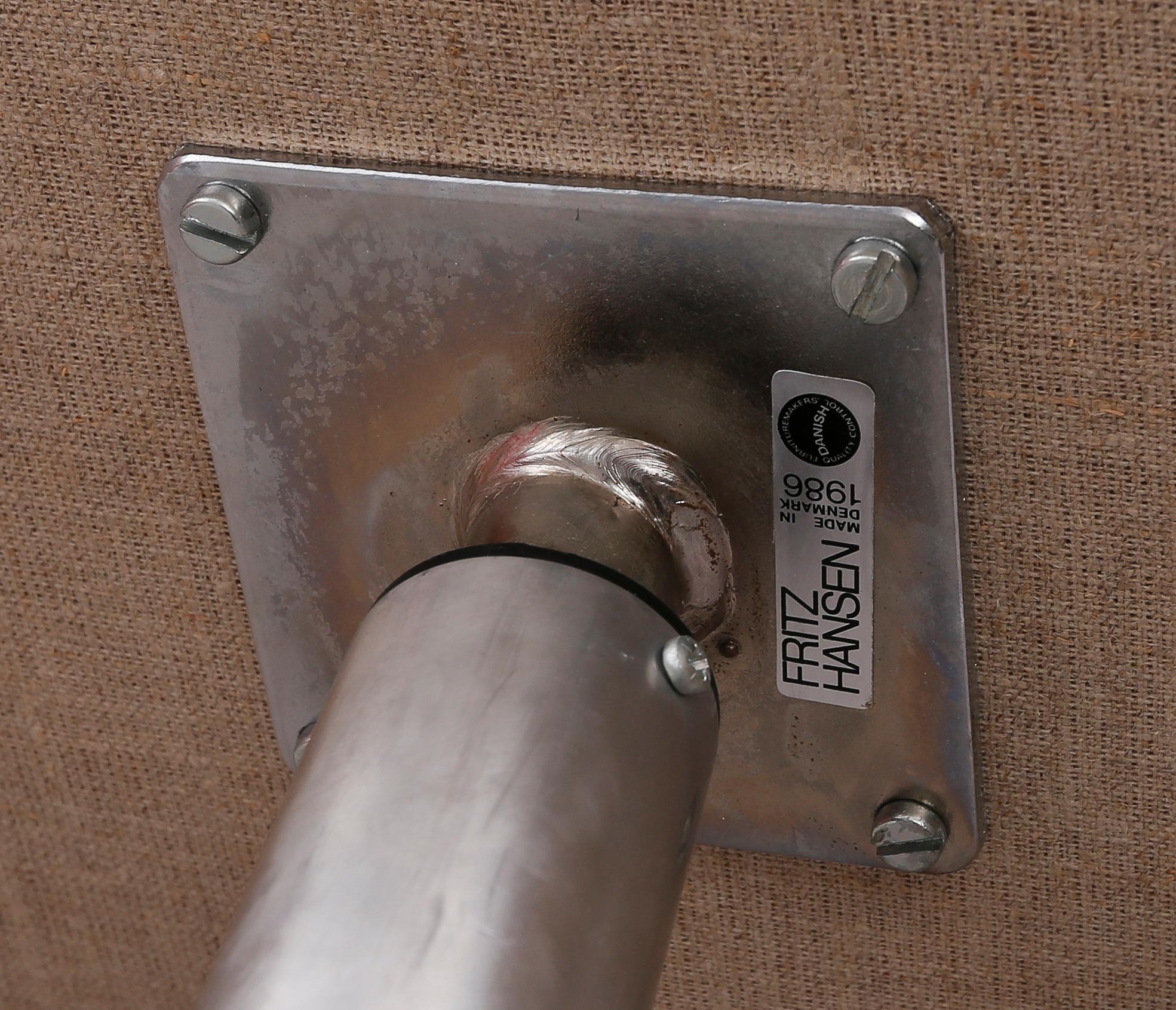 SKRIVBORDSSTOLAR, 2 st, "Oxford", Arne Jacobsen, för Fritz Hansen, Danmark, 1983 respektive 1986.