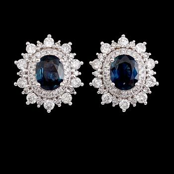 ÖRHÄNGEN, 1 par, 18 k vitguld, briljantslipade diamanter tot ca 0.76 ct, safirer tot ca 1.41 ct.