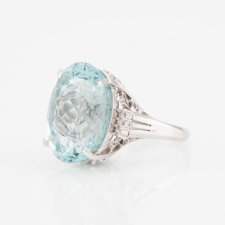 Ring, cocktail ring, platinum with aquamarine and brilliant-cut diamonds.