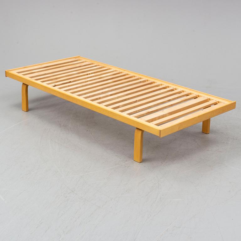 A daybed by Alvar Aalto.