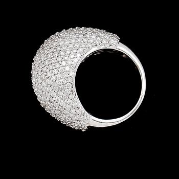 RING, 18 k vitguld, briljantslipade diamanter tot ca 4.29 ct. Total vikt ca 18 g.
