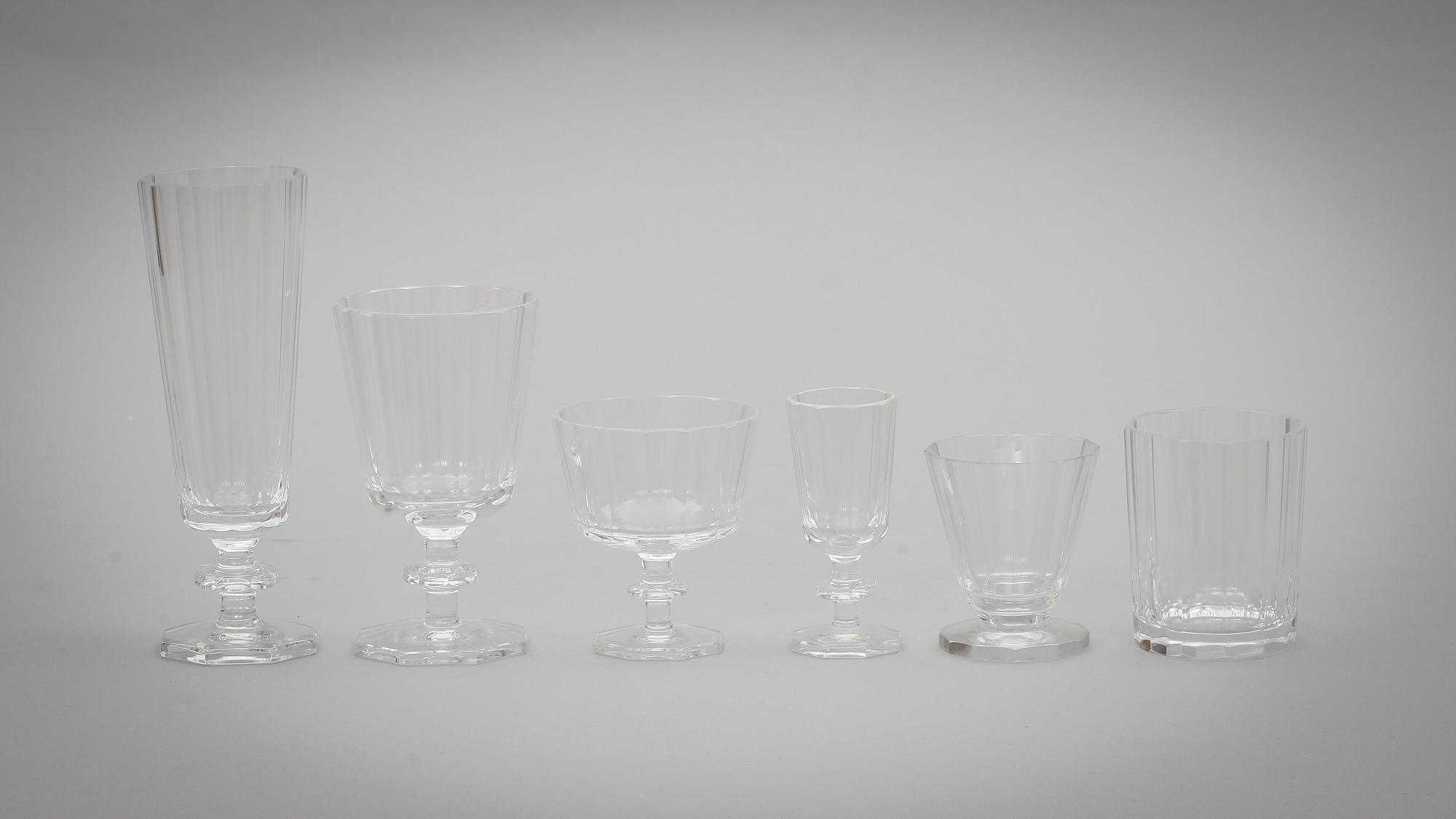 GLASSERVIS, 66 delar, glas, "Karlberg", Kosta. 1900-talets första hälft.