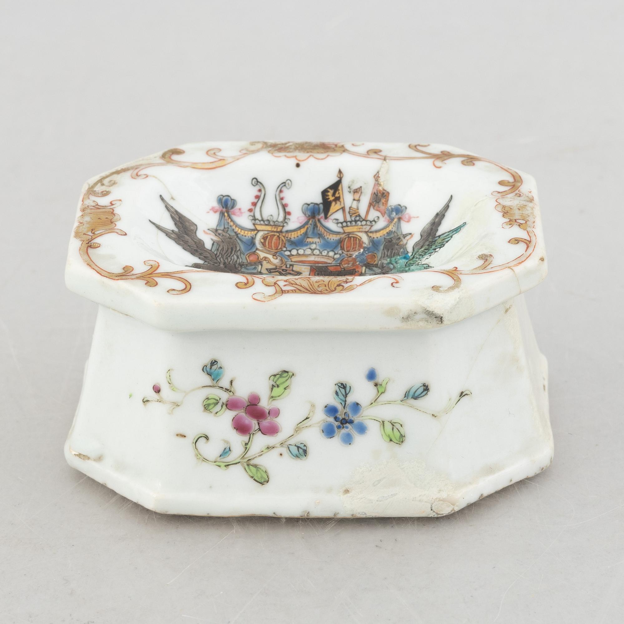 An armorial export porcelain salt cellar, China, Qianlong (1736-95).